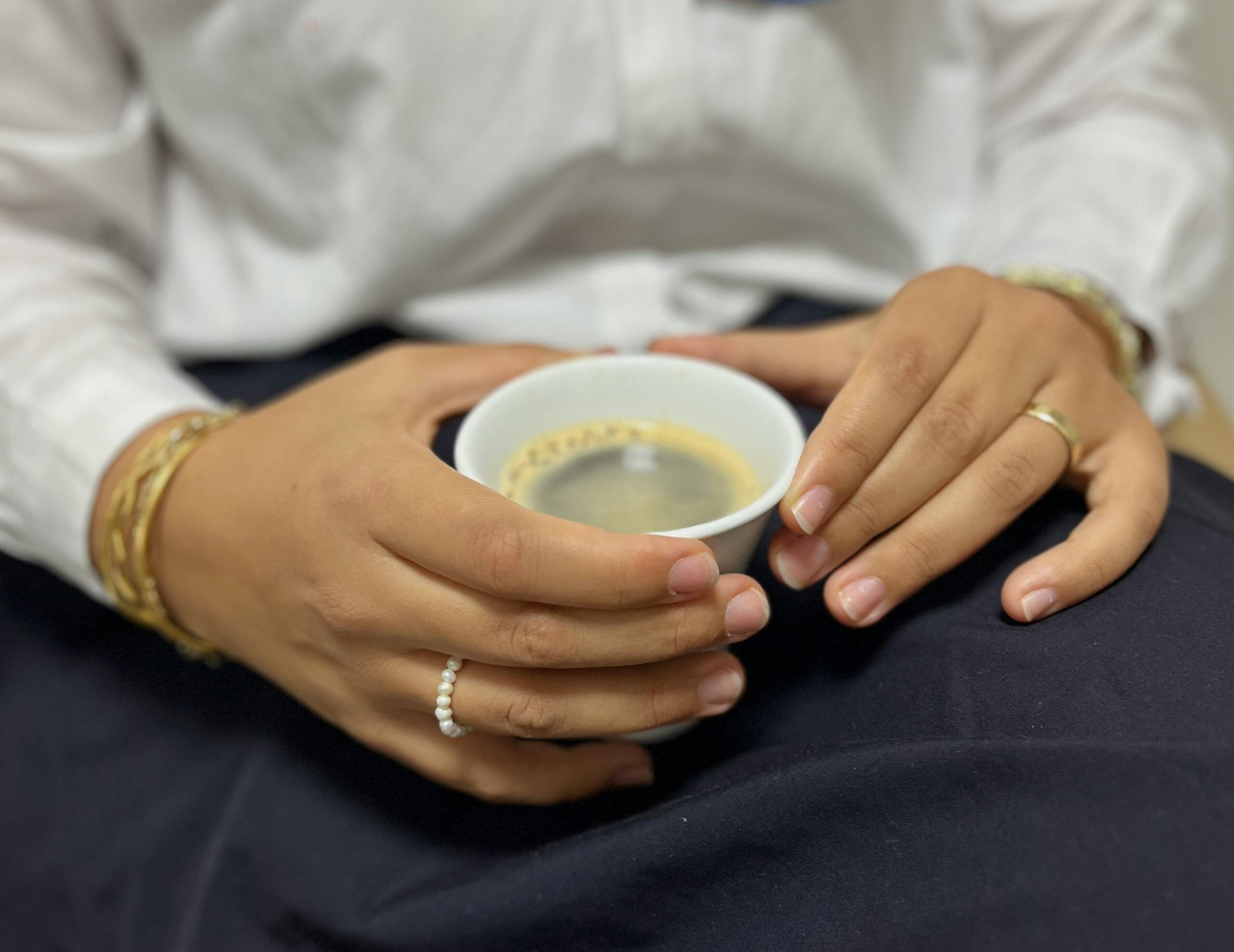 persona che beve caffè al mattino in modo moderato