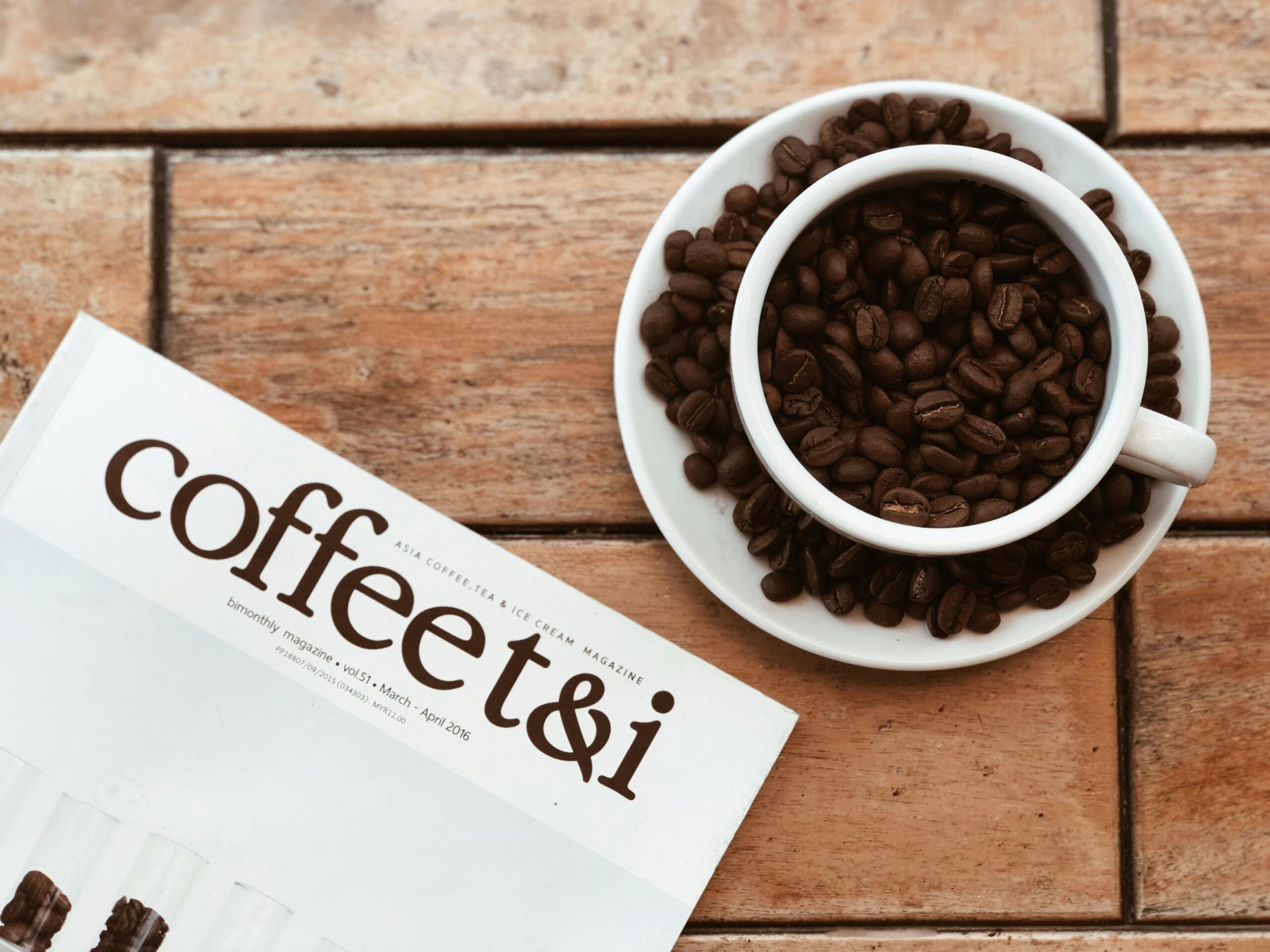 tazzina di caffè con chicchi e guida salute